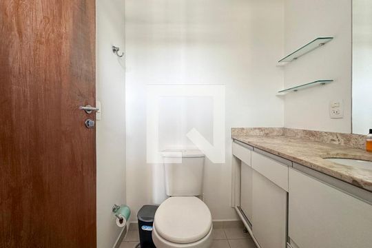Banheiro de kitnet/studio para alugar com 1 quarto, 27m² em Campo Belo, São Paulo