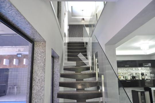 Escadas de casa à venda com 5 quartos, 500m² em Pilares, Rio de Janeiro