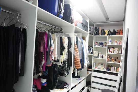 Closet de casa à venda com 3 quartos, 270m² em Vila Cavaton, São Paulo