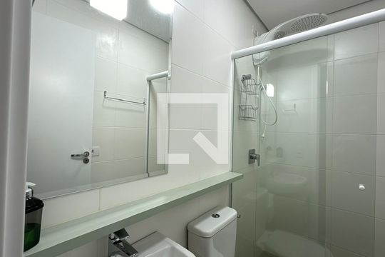Banheiro de kitnet/studio para alugar com 1 quarto, 19m² em Água Verde, Curitiba