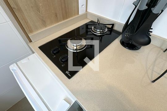 Cozinha de kitnet/studio para alugar com 1 quarto, 19m² em Água Verde, Curitiba