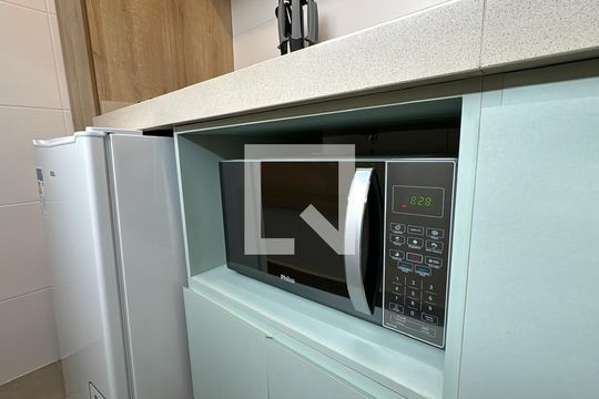Cozinha de kitnet/studio para alugar com 1 quarto, 19m² em Água Verde, Curitiba