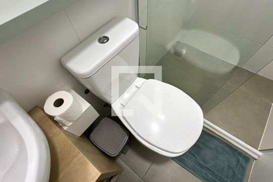 Banheiro de kitnet/studio para alugar com 1 quarto, 19m² em Água Verde, Curitiba