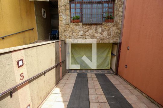 Garagem de casa para alugar com 3 quartos, 450m² em Limoeiro, São Paulo