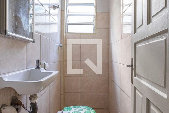 Banheiro de kitnet/studio para alugar com 1 quarto, 29m² em Perdizes, São Paulo