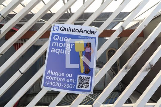 instalaçao da plaquinha de casa para alugar com 2 quartos, 137m² em Vila Alpina, Santo André