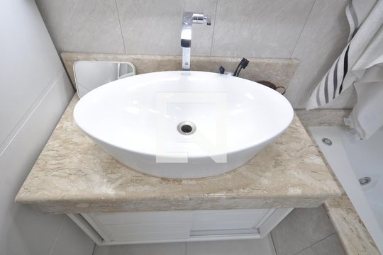Banheiro do Quarto Suíte de casa de condomínio à venda com 3 quartos, 200m² em Vila Nova Mazzei, São Paulo