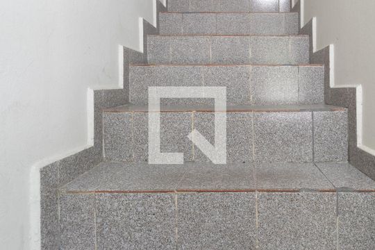 Escada de casa à venda com 2 quartos, 100m² em Jardim Cotching, São Paulo