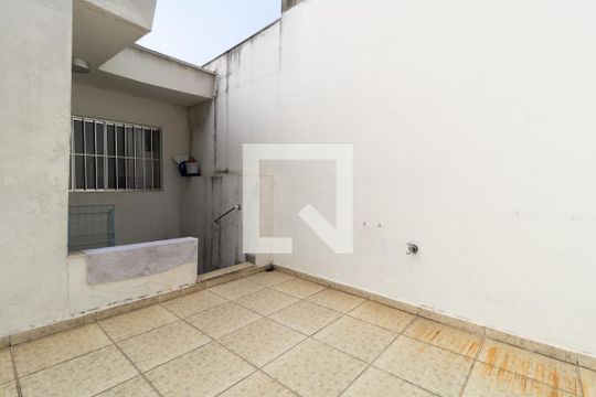 Quintal de casa para alugar com 2 quartos, 100m² em Jardim Cotching, São Paulo