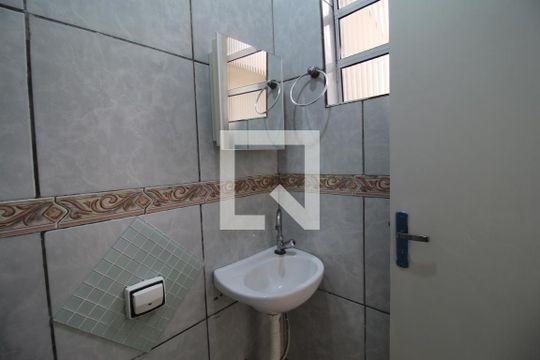 Banheiro de casa de condomínio para alugar com 1 quarto, 44m² em Vila Alpina, São Paulo