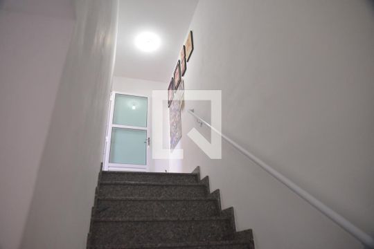 Escada de apartamento à venda com 2 quartos, 117m² em Vila Lucinda, Santo André