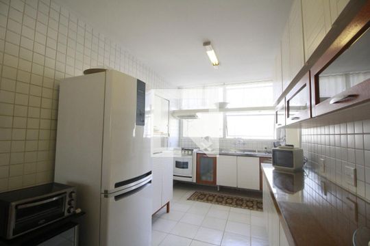 Cozinha de apartamento à venda com 2 quartos, 133m² em Itaim Bibi, São Paulo