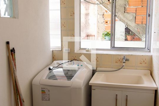 Lavanderia de casa para alugar com 1 quarto, 47m² em Ayrosa, Osasco