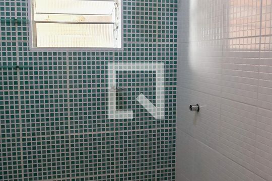 Banheiro de casa para alugar com 1 quarto, 47m² em Ayrosa, Osasco