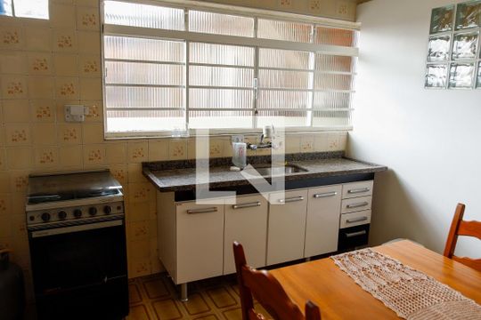 Cozinha de casa para alugar com 1 quarto, 47m² em Ayrosa, Osasco