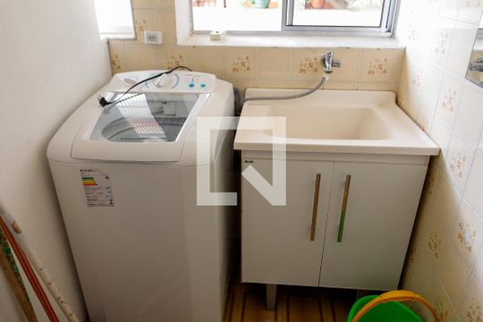 Lavanderia de casa para alugar com 1 quarto, 47m² em Ayrosa, Osasco