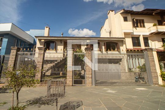 Fachada de casa à venda com 3 quartos, 300m² em Jardim Itu, Porto Alegre