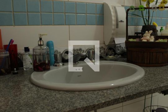 Banheiro 1 de casa para alugar com 3 quartos, 300m² em Sumaré, São Paulo