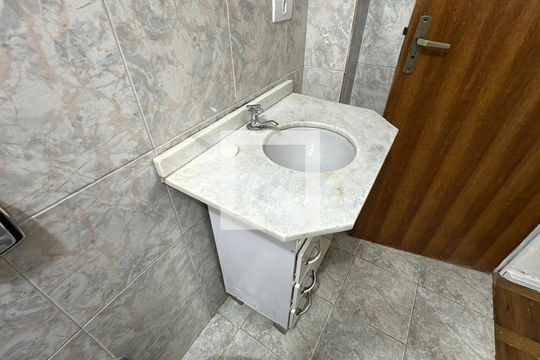 Banheiro de apartamento para alugar com 3 quartos, 73m² em São Francisco, Curitiba