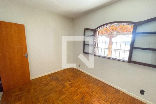 Quarto 2 de casa para alugar com 3 quartos, 320m² em Araguaia, Belo Horizonte