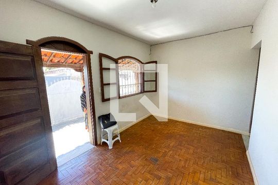 Sala de casa para alugar com 3 quartos, 320m² em Araguaia, Belo Horizonte