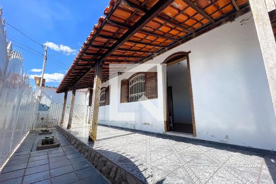 Fachada de casa para alugar com 3 quartos, 320m² em Araguaia, Belo Horizonte