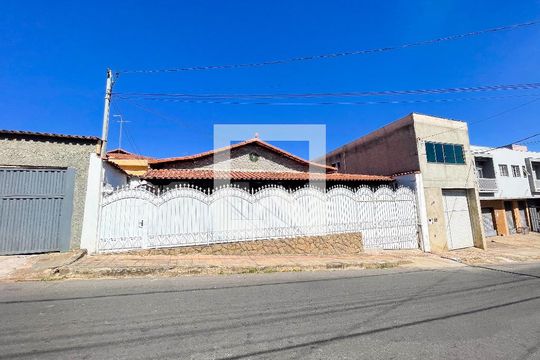 Vista da Rua de casa para alugar com 3 quartos, 320m² em Araguaia, Belo Horizonte