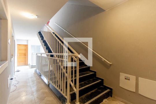 Escada de apartamento para alugar com 2 quartos, 35m² em Vila Ivone, São Paulo