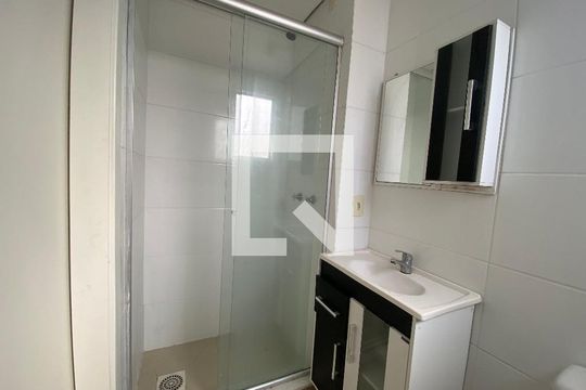 Banheiro  de apartamento à venda com 2 quartos, 50m² em Passo das Pedras, Porto Alegre