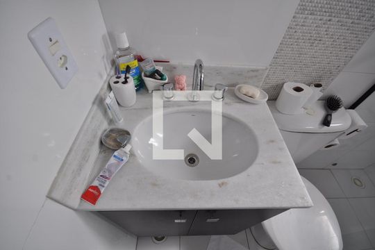 Banheiro Social de casa de condomínio para alugar com 2 quartos, 60m² em Vila Nilo, São Paulo