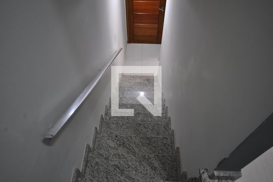 Escada de casa de condomínio para alugar com 2 quartos, 60m² em Vila Nilo, São Paulo