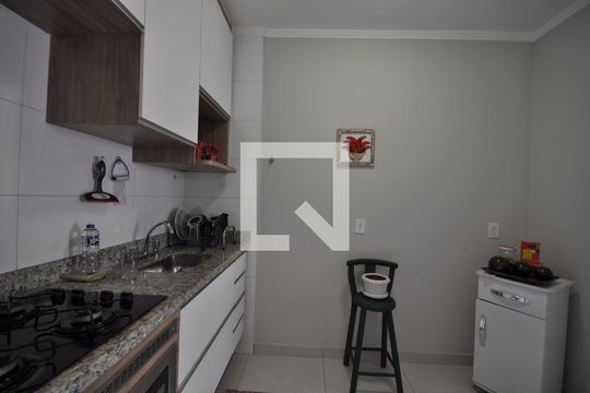 Cozinha de casa de condomínio para alugar com 2 quartos, 60m² em Vila Nilo, São Paulo