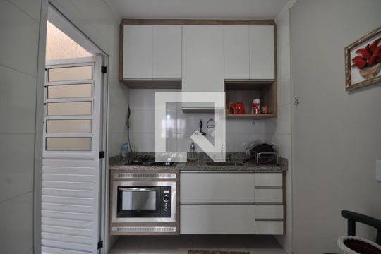 Cozinha de casa de condomínio para alugar com 2 quartos, 60m² em Vila Nilo, São Paulo