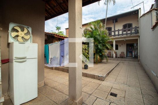Quintal de casa à venda com 6 quartos, 400m² em Vila Nilo, São Paulo