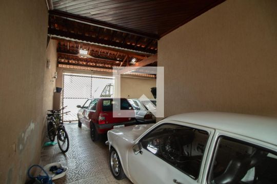 Garagem de casa à venda com 6 quartos, 400m² em Vila Nilo, São Paulo