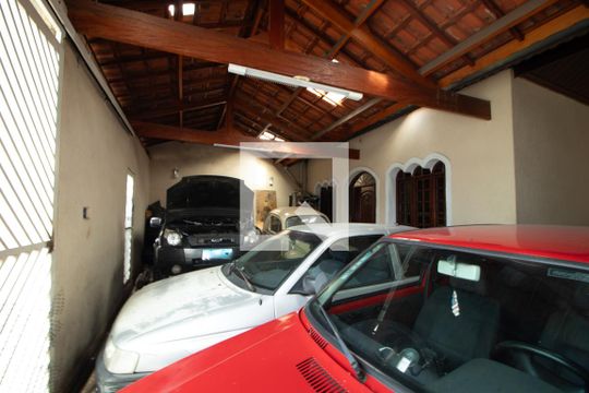 Garagem de casa à venda com 6 quartos, 400m² em Vila Nilo, São Paulo
