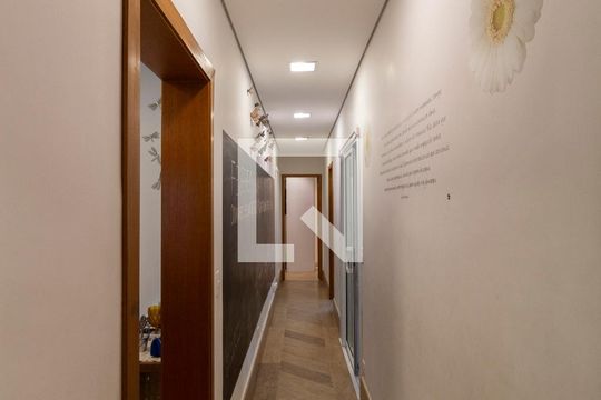 Corredor de casa à venda com 3 quartos, 350m² em Vila Campanela, São Paulo