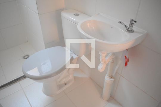 Banheiro de apartamento à venda com 2 quartos, 38m² em Campo de Santana, Curitiba