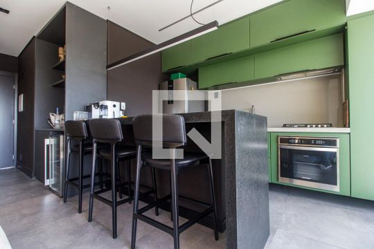 Cozinha de apartamento para alugar com 1 quarto, 54m² em Alphaville Empresarial, Barueri