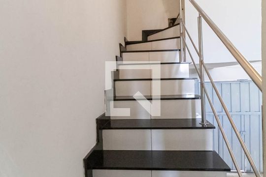 Escada de casa para alugar com 3 quartos, 180m² em Paquetá, Belo Horizonte
