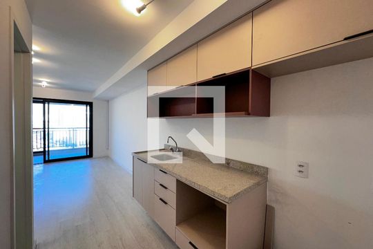 Cozinha de kitnet/studio para alugar com 0 quarto, 33m² em Vila Cordeiro, São Paulo