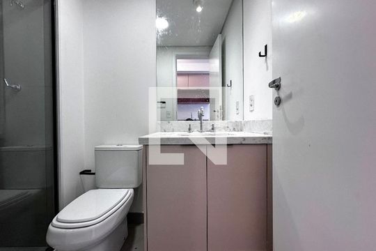 Banheiro de kitnet/studio para alugar com 0 quarto, 33m² em Vila Cordeiro, São Paulo