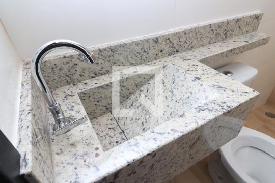 Banheiro de apartamento à venda com 2 quartos, 40m² em Vila Carrão, São Paulo