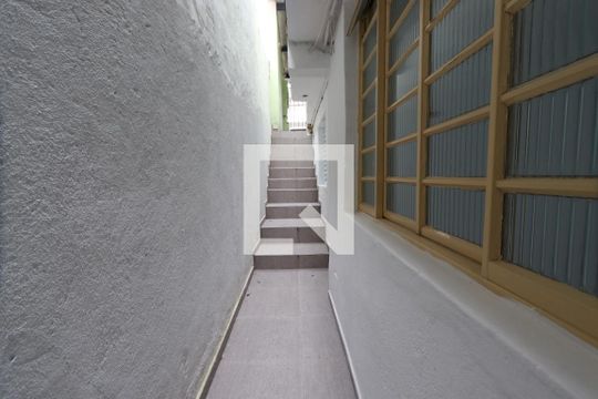 Entrada de casa para alugar com 1 quarto, 50m² em Jardim Teresa, São Paulo