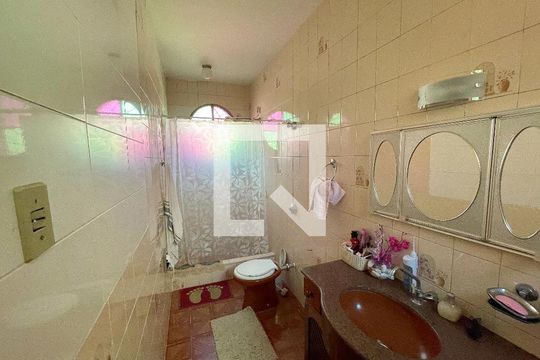 Banheiro da Suíte de casa à venda com 3 quartos, 270m² em Eldorado, Contagem