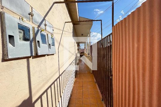lateral do imovel de casa à venda com 3 quartos, 270m² em Eldorado, Contagem