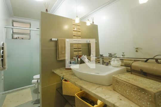 Banheiro social  de apartamento à venda com 3 quartos, 169m² em Navegantes, Porto Alegre