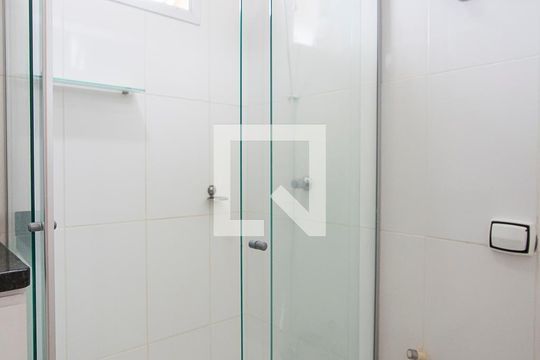 Banheiro de apartamento para alugar com 2 quartos, 50m² em Santa Mônica, Uberlândia