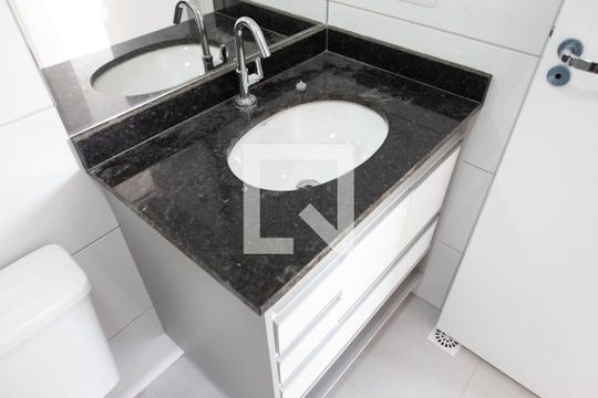 Banheiro de apartamento para alugar com 2 quartos, 42m² em Vila Bocaina, Mauá