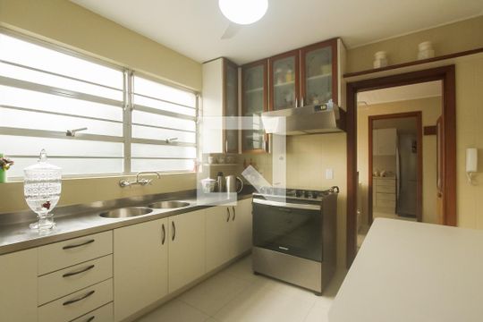 Cozinha de apartamento à venda com 3 quartos, 174m² em São João, Porto Alegre
